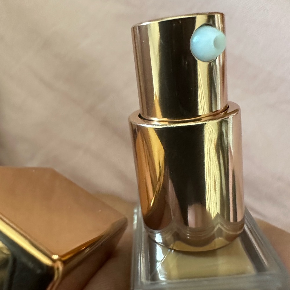 60CG - Urban Decay stay naked weightless liquid foundation - Picture 3 of 5